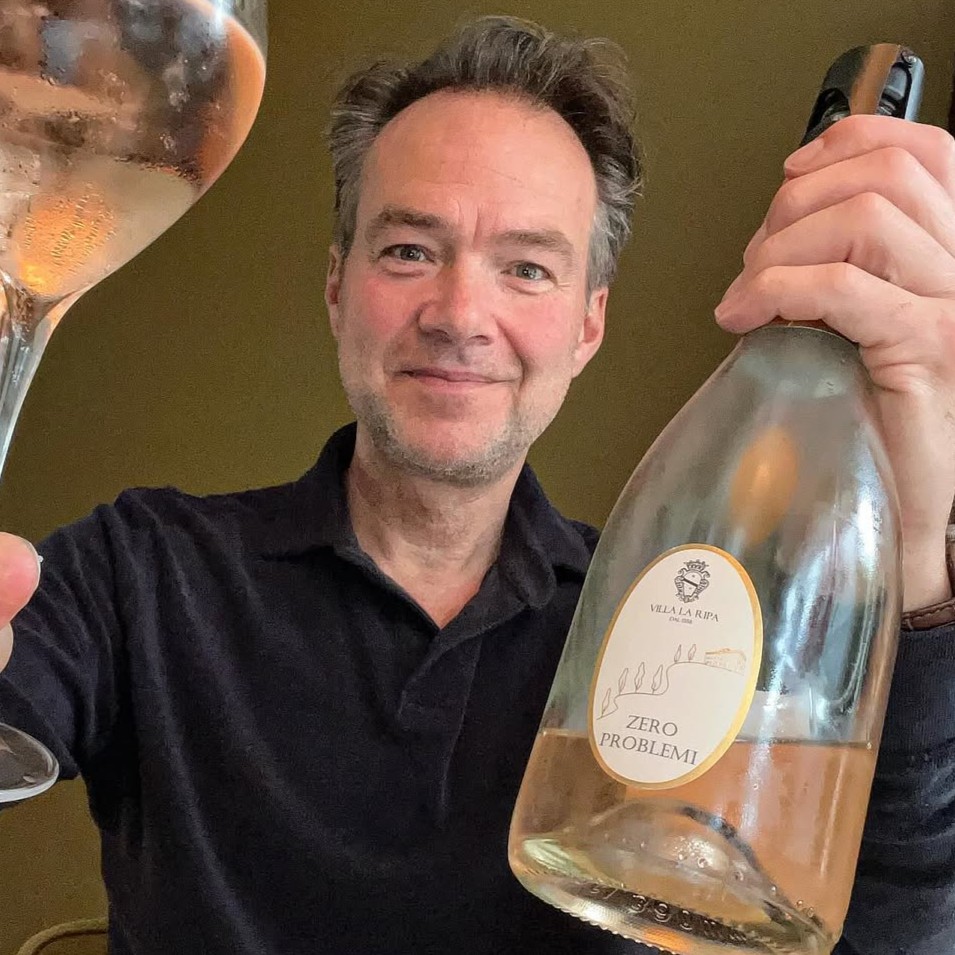 Antoin Peeters van Klare Wijn met een glas Zero Problemi Spumante Rosé